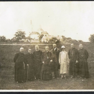 pokaż obrazek - Kardynał Adam Sapieha  z rodziną i Ojcami Oblatami w Kodniu (lata 30-te)