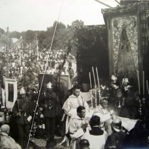 pokaż obrazek - Uroczysta msza św. na rynku Kodnia przed obrazem Matki Bożej Kodeńskiej (4.09.1927 r.) 