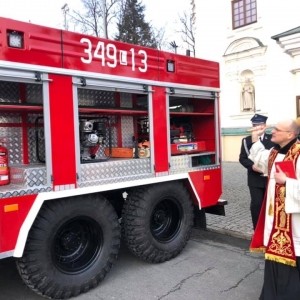 pokaż obrazek - Zdjęcie przedstawia Proboszcza święcącego wóz strażacki.
