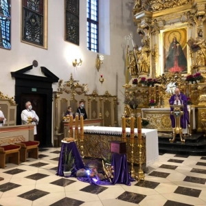 pokaż obrazek - Zdjęcie przedstawia wnętrze Bazyliki w Kodniu podczas mszy św. z okazji poświęcenia nowego wozu bojowego dla OSP Kodeń.